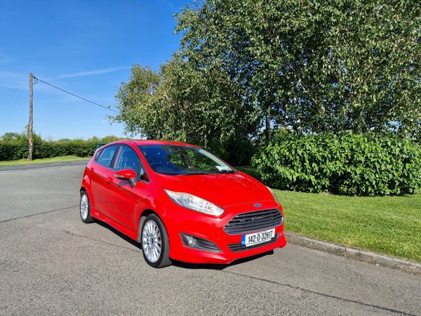 Ford Fiesta Hatchback, Petrol, 2014, Red
