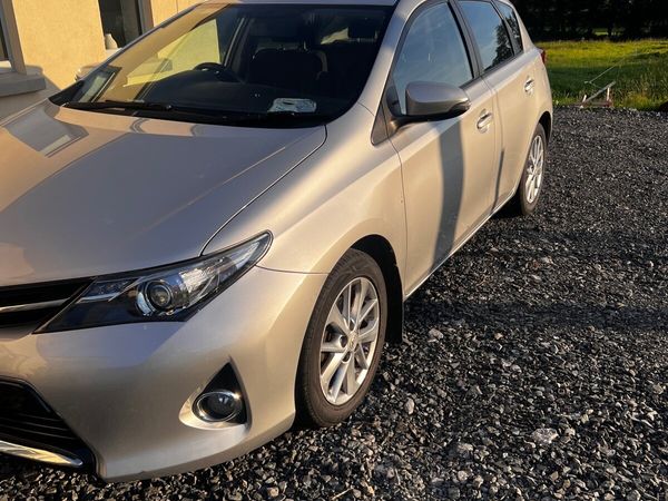 Toyota Avensis Saloon, Diesel, 2015, Silver