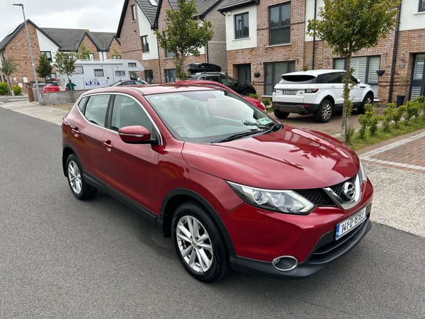 Nissan Qashqai Hatchback, Diesel, 2014, Red