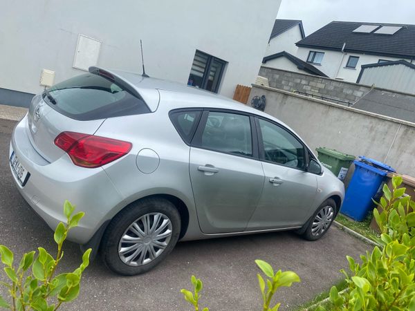 Opel Astra Hatchback, Petrol, 2012, Silver