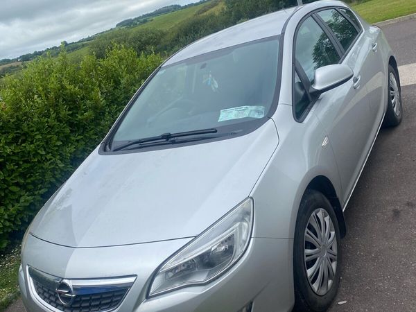 Opel Astra Hatchback, Petrol, 2012, Silver