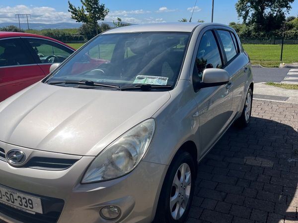 Hyundai i20 Hatchback, Petrol, 2010, Gold