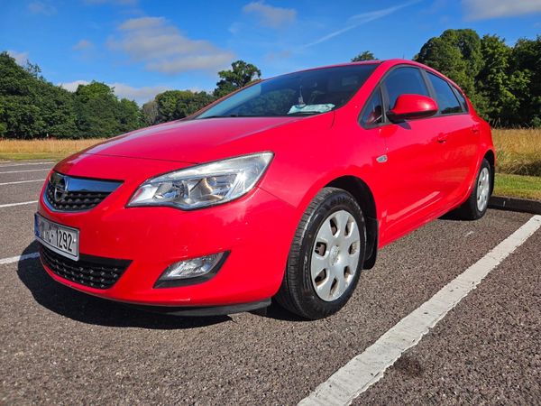 Opel Astra Hatchback, Petrol, 2011, Red