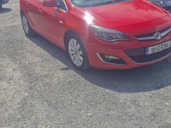 Vauxhall Astra Hatchback, Diesel, 2013, Red