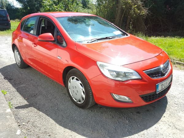 Vauxhall Astra Hatchback, Diesel, 2012, Red
