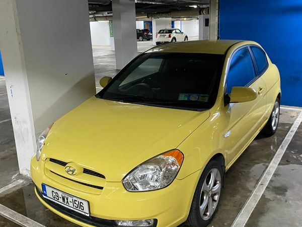 Hyundai Accent Hatchback, Petrol, 2009, Yellow