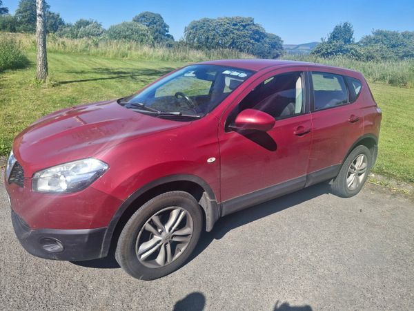 Nissan Qashqai Hatchback, Diesel, 2010, Red