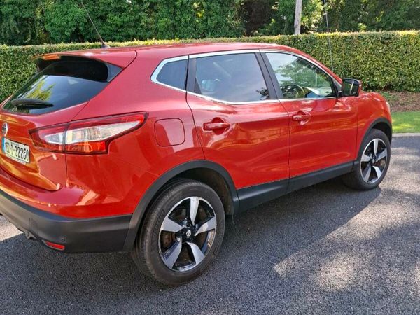 Nissan Qashqai Hatchback, Diesel, 2016, Red