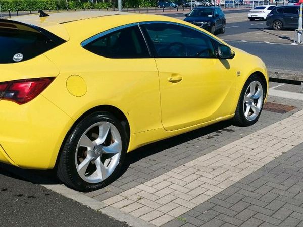 Vauxhall Astra Hatchback, Diesel, 2013, Yellow