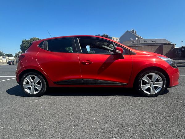 Renault Clio Hatchback, Petrol, 2015, Red