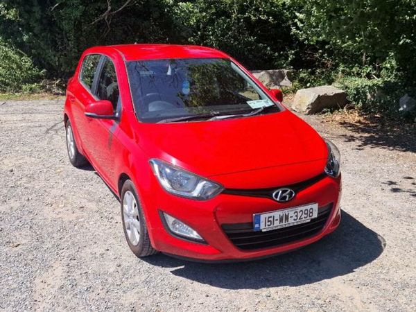 Hyundai i20 Hatchback, Petrol, 2015, Red