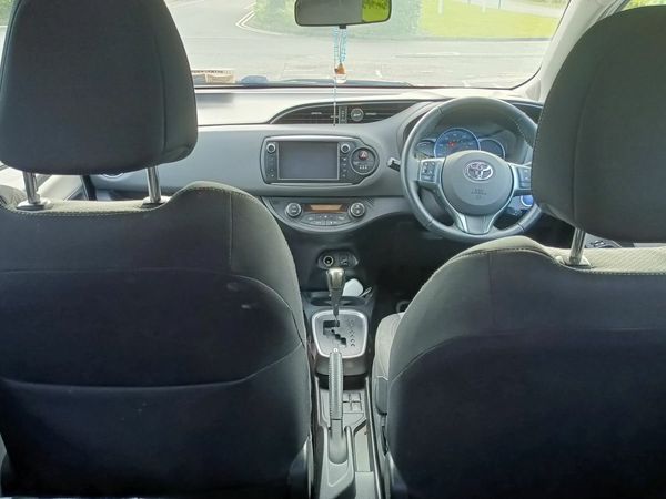 Toyota Yaris Hatchback, Petrol Hybrid, 2016, White