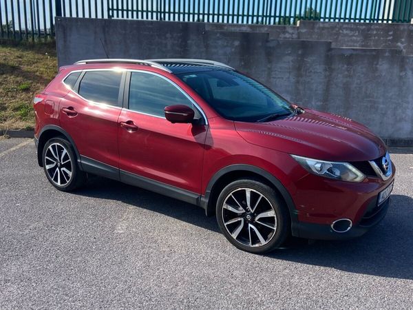 Nissan Qashqai Hatchback, Diesel, 2014, Red