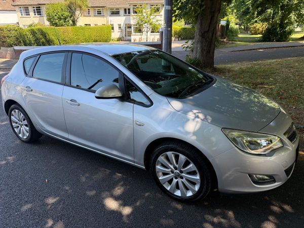 Opel Astra Hatchback, Petrol, 2010, Silver