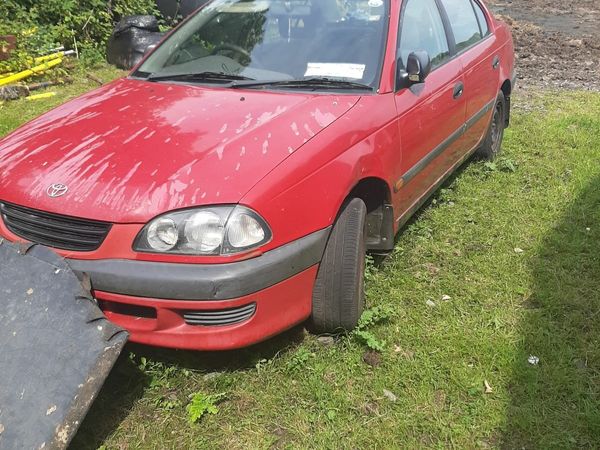 Toyota Avensis Saloon, Petrol, 1998, Red