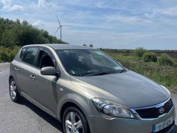 Kia Ceed Hatchback, Diesel, 2011, Silver