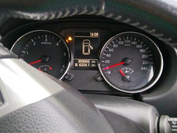 Nissan Qashqai Hatchback, Diesel, 2010, Red
