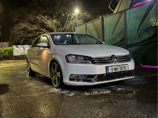 Volkswagen Passat Saloon, Diesel, 2011, White