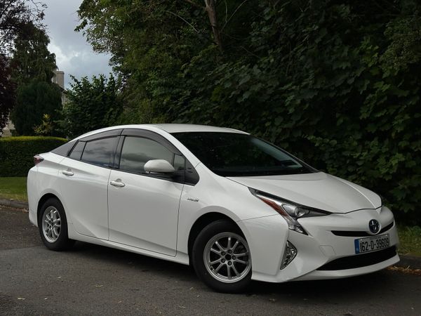 Toyota Prius Hatchback, Petrol Hybrid, 2016, White