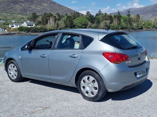 Opel Astra Hatchback, Petrol, 2011, Silver
