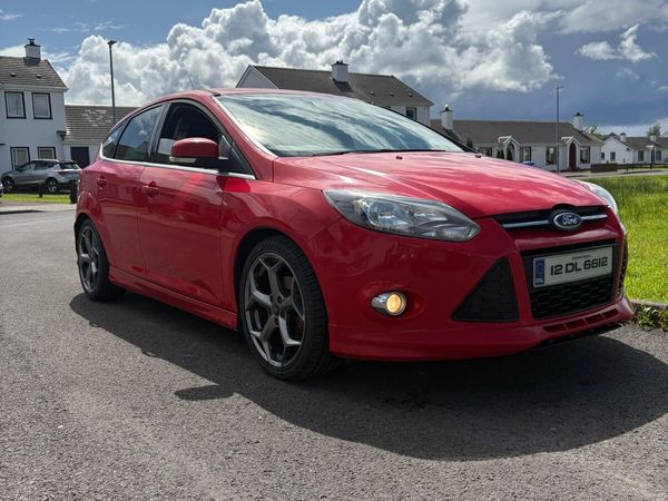 Ford Focus Hatchback, Diesel, 2012, Red
