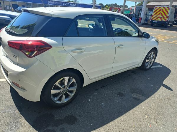 Hyundai i20 Hatchback, Petrol, 2016, White
