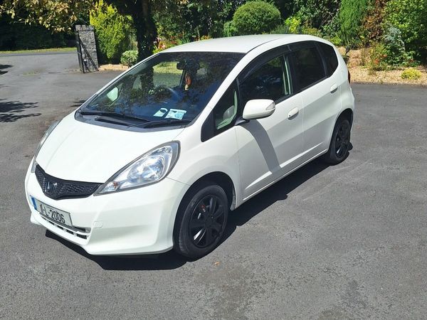 Honda Fit Hatchback, Petrol, 2011, White