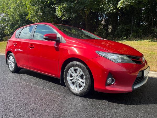 Toyota Auris Hatchback, Diesel, 2013, Red