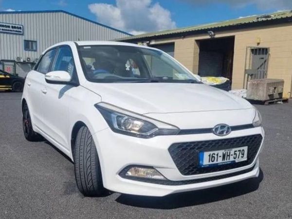 Hyundai i20 Hatchback, Petrol, 2016, White