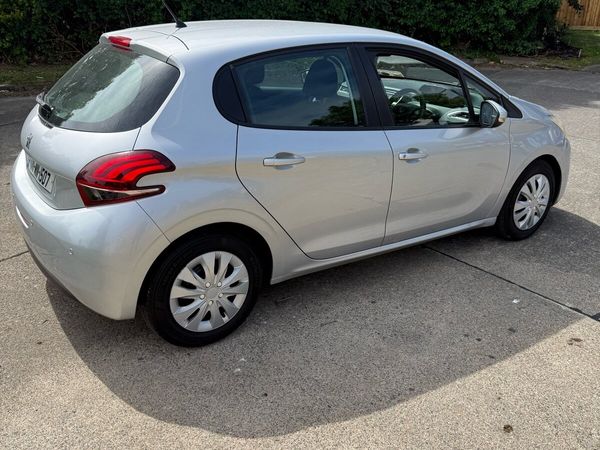 Peugeot 208 Hatchback, Diesel, 2017, Silver