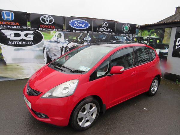 Honda Jazz Hatchback, Petrol, 2010, Red