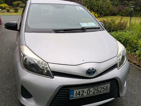 Toyota Yaris Hatchback, Petrol Hybrid, 2014, Silver