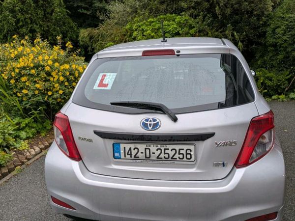 Toyota Yaris Hatchback, Petrol Hybrid, 2014, Silver