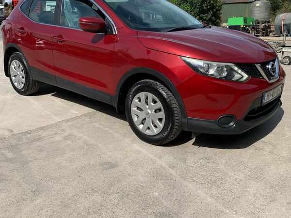 Nissan Qashqai Hatchback, Diesel, 2015, Red