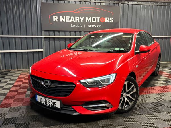 Opel Insignia Hatchback, Diesel, 2019, Red