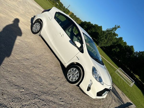 Toyota Aqua Hatchback, Petrol Hybrid, 2017, White