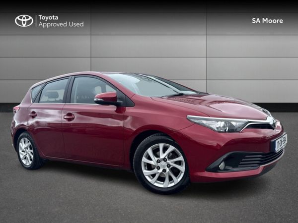 Toyota Auris Hatchback, Petrol, 2017, Red