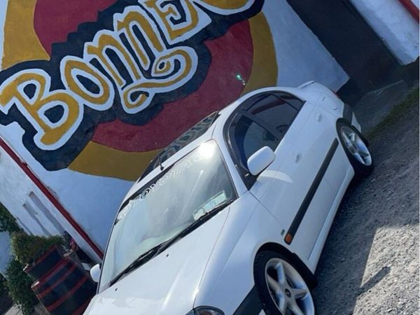 Toyota Avensis Saloon, Petrol, 2002, White