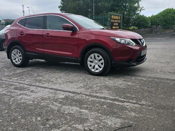 Nissan Qashqai Hatchback, Diesel, 2014, Red
