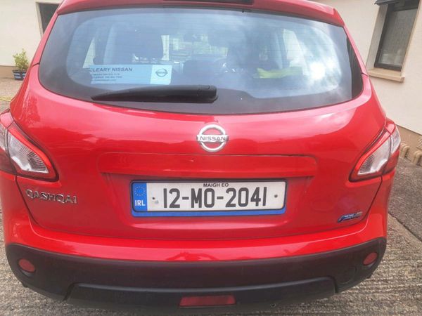Nissan Qashqai Hatchback, Diesel, 2012, Red