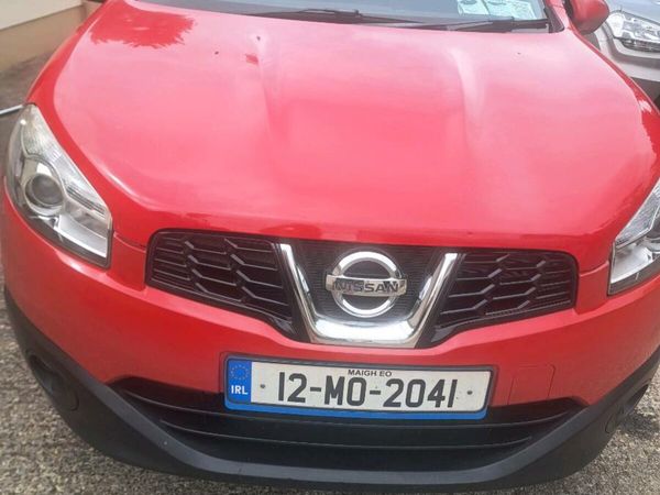 Nissan Qashqai Hatchback, Diesel, 2012, Red