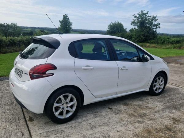 Peugeot 208 Hatchback, Diesel, 2016, White