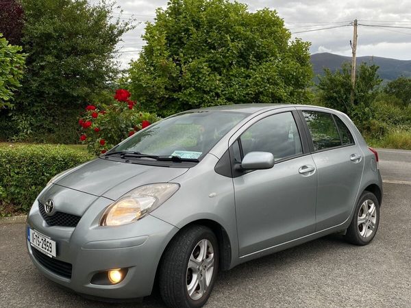 Toyota Yaris Hatchback, Petrol, 2011, Silver