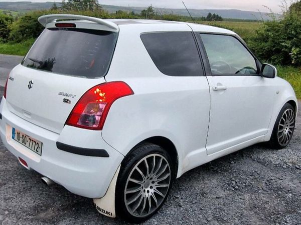Suzuki Swift Hatchback, Petrol, 2010, White