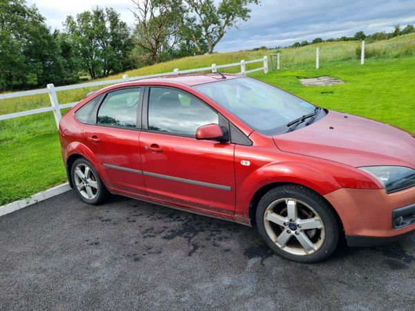 Ford Focus Hatchback, Petrol, 2007, Red