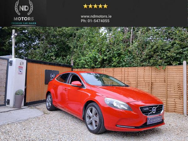 Volvo V40 Hatchback, Petrol, 2013, Red