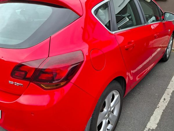 Vauxhall Astra Hatchback, Diesel, 2011, Red