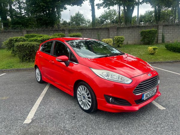 Ford Fiesta Hatchback, Petrol, 2014, Red