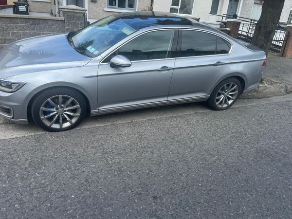 Volkswagen Passat Saloon, Petrol Plug-in Hybrid, 2018, Silver