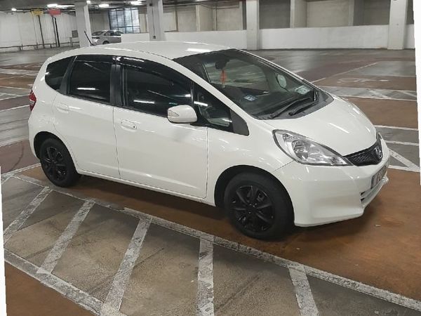 Honda Fit Hatchback, Petrol, 2011, White